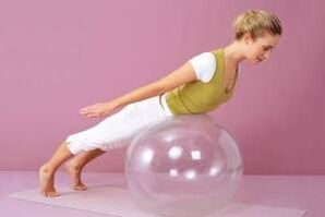 Use a ball to exercise abdominal weight loss