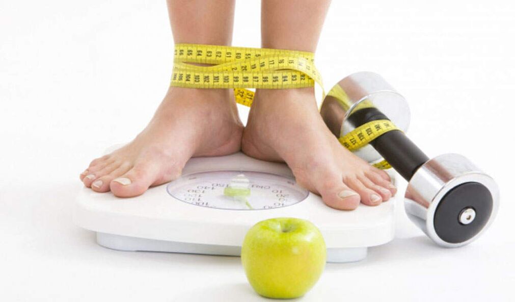 Legs on a weight scale and ways to lose weight